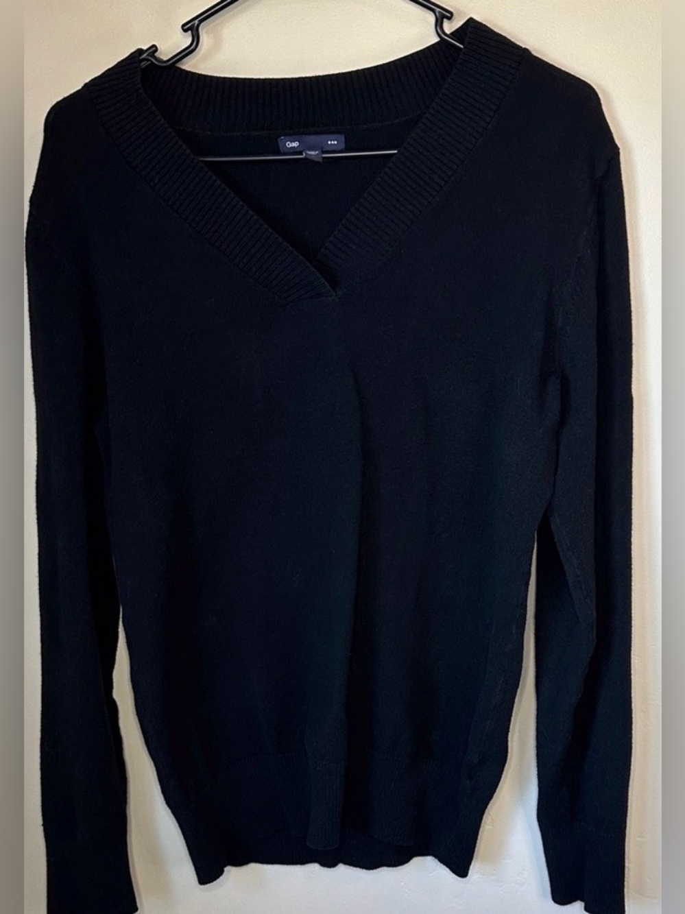 Women’s Large GAP Black V-Neck Knit Sweater- 22” P2P 5/$25